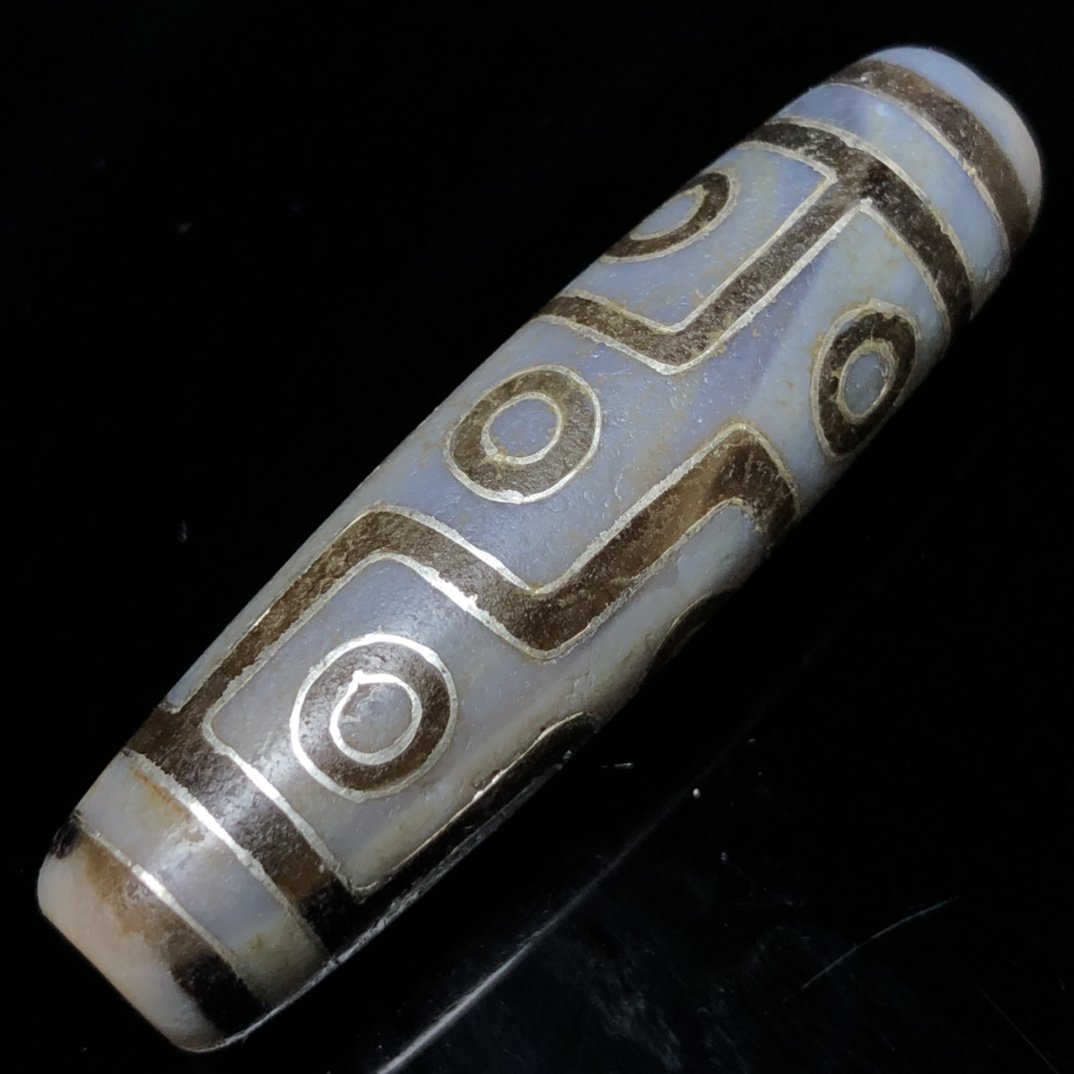 Vintage Tibetan DZI Agate Inlay Gold Wire Lucky Pendant: Vintage Tibetan DZI Agate Inlay Gold Wire Lucky Pendant Dimension: 52 x 14(mm) 2.05 x 0.55(inches) Weight: 0.04 lbs/17.9 g The wooden stand no included.
