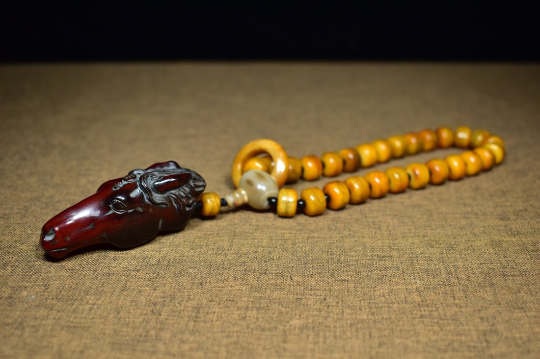 Vintage Ox Horn Lucky Horse Pendant w Ox Bone Beads Bracelet: Vintage Ox Horn Lucky Horse Pendant w Ox Bone Beads Bracelet Dimension: 228(mm) 8.98 (inches) Weight: 0.17 lbs/79 g
