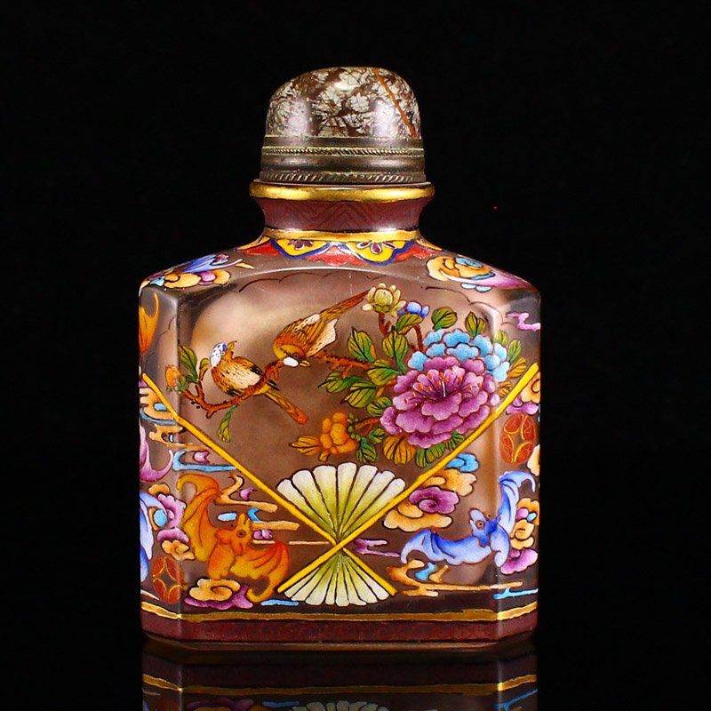Vintage Chinese Gilt Edge Famille Rose Peking Glass Flower Bird Snuff Bottle: Vintage Chinese Gilt Edge Famille Rose Peking Glass Flower Bird Snuff BottleDimension: 75 x 52 x 26(mm) 2.95 x 2.05 x 1.02(inches) Weight: 0.35 lbs/158 g