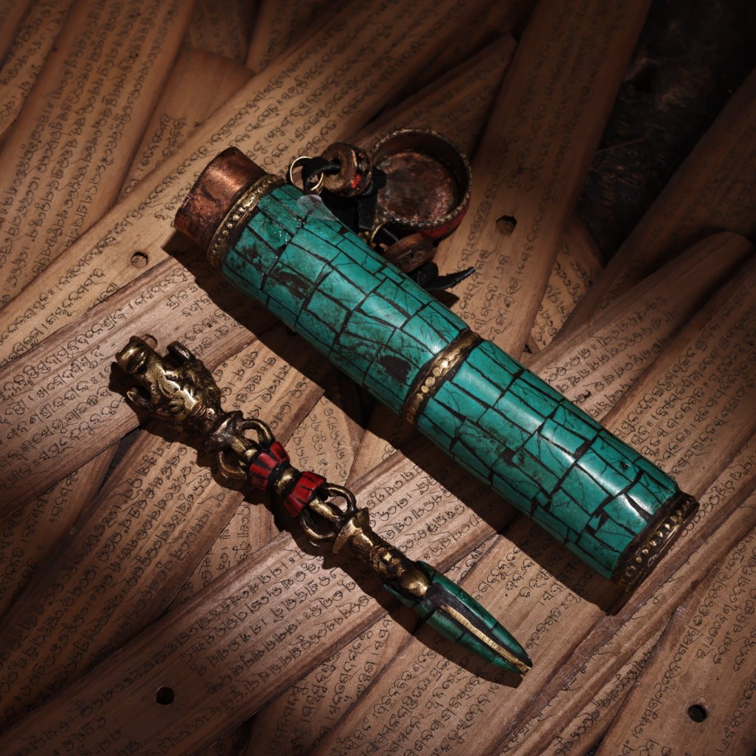 Buddhism Gilt Gold Red Copper Inlay Turquoise Pestle XiangMo w Box: Buddhism Gilt Gold Red Copper Inlay Turquoise Pestle XiangMo w Box Dimension: 150 x 25 (mm) 5.90 x 0.98 (inches) Weight: 0.33 lbs/150 g