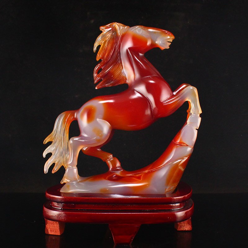 Beautiful Red Agate Fortune Horse Statue w Certificate: Beautiful Red Agate Fortune Horse Statue w Certificate Dimension: 200 x 176 x 45(mm) 7.87 x 6.93 x 1.77(inches) Weight: 2.22 lbs/1006 g The total weight does not include the base. The base is included