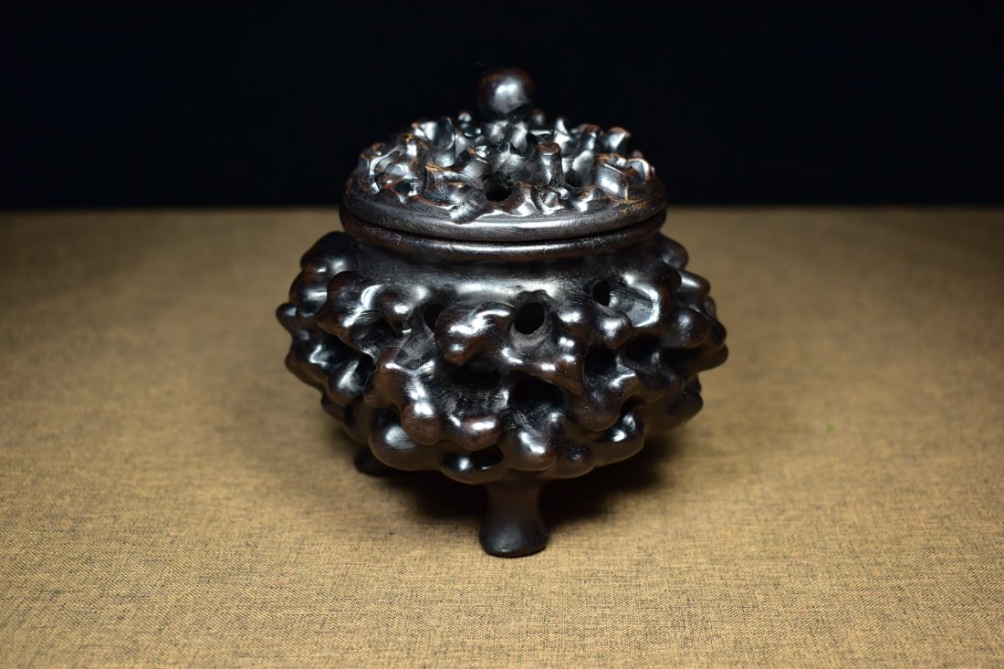 Openwork Chinese Zitan Wood 3 Legs Incense Burner: Openwork Chinese Zitan Wood 3 Legs Incense Burner Dimension: 110 x 122 (mm)4.33 x 4.80(inches) Weight: 0.99 lbs/449 g