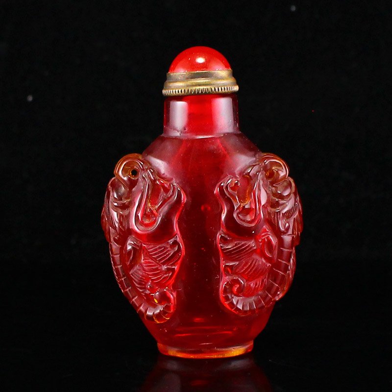 Old Chinese Peking Glass Pixiu Snuff Bottle: Old Chinese Peking Glass Pixiu Snuff BottleDimension: 70x45x28(mm) 2.76x1.77x1.10(inches) Weight 0.16 lbs/74g