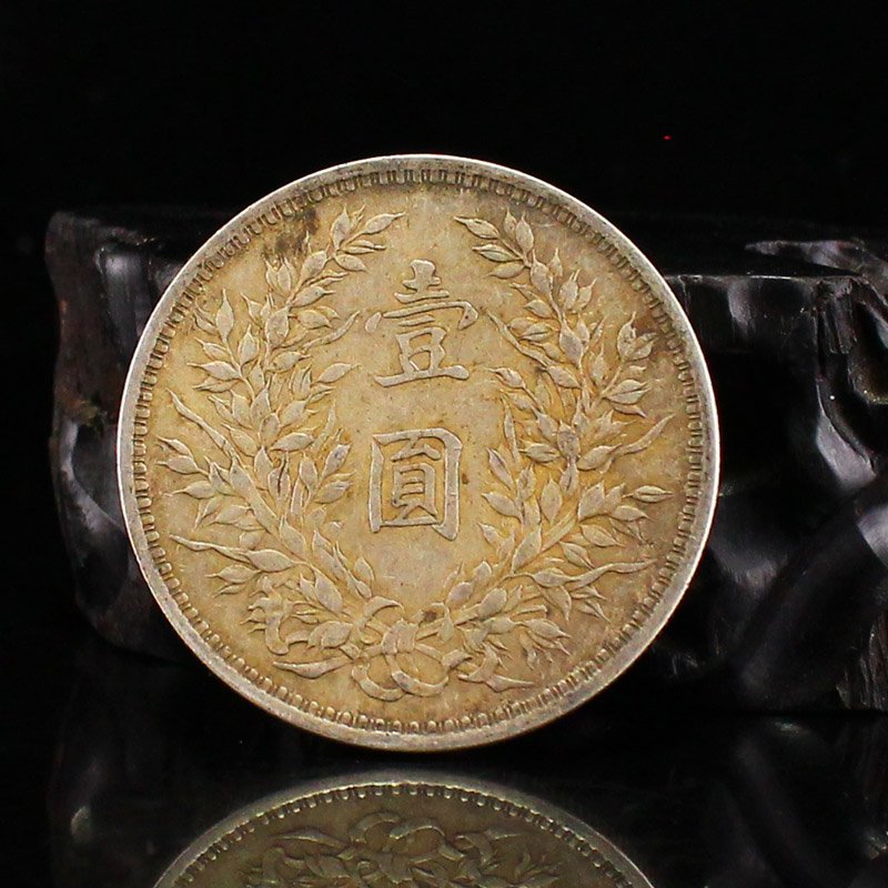 Chinese Minguo Period Pure Silver Coin: Chinese Minguo Period Pure Silver Coin Dimension: 40x2(mm) 1.57x0.08(inches) Weight 0.06 lbs/27g The wooden stand not included