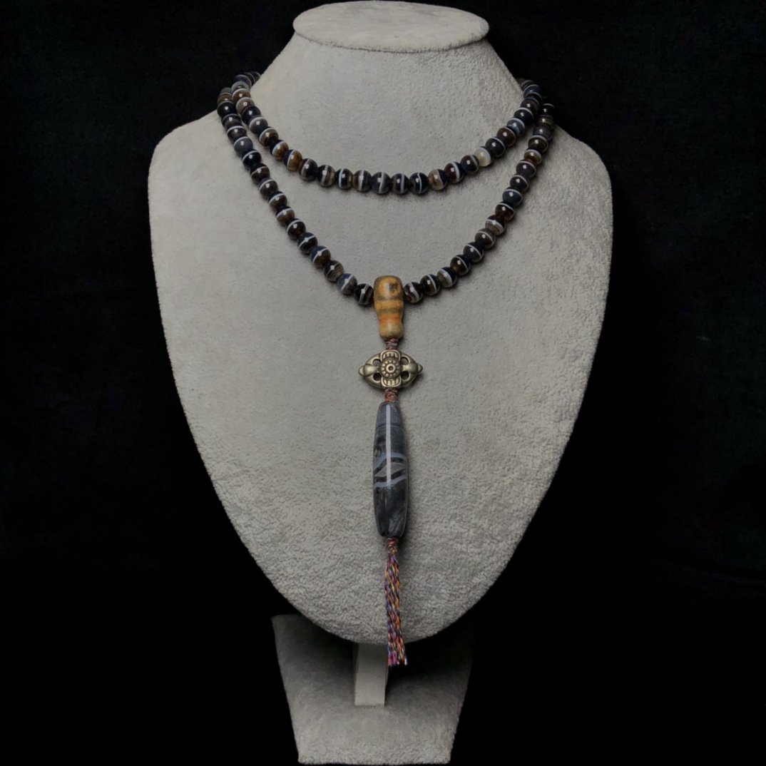 Vintage Tibetan Buddhism DZI Agate Pendant With Necklace: Vintage Tibetan Buddhism DZI Agate Pendant With NecklaceDimension: 51x13(mm) 2.01x0.51(inches) Dimension: 25x13x11(mm) 0.98x0.51x0.43(inches) Dimension: 8(mm) 0.31(inches)