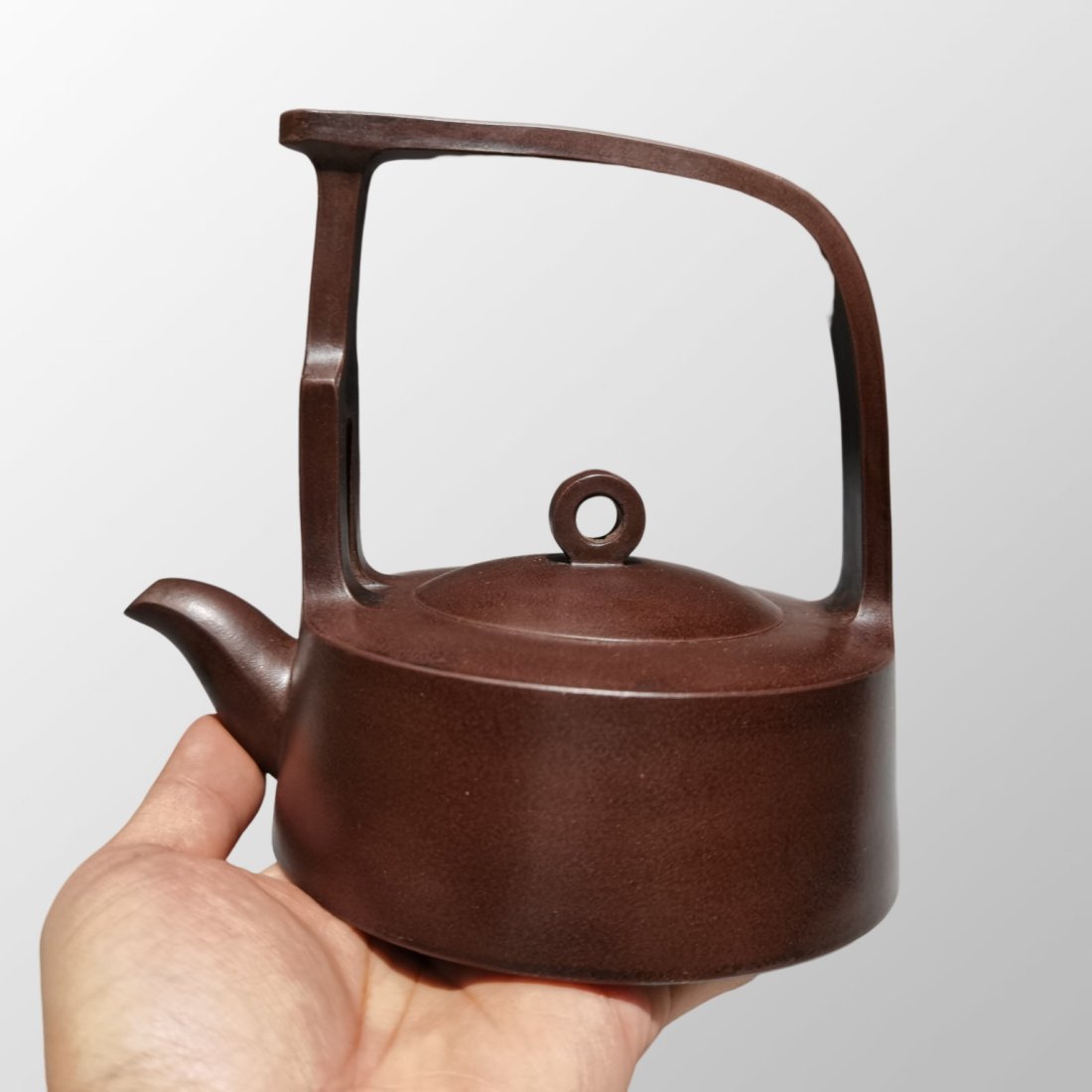 Chinese Yixing Zisha Clay Handle Teapot w Artist Signed: Chinese Yixing Zisha Clay Handle Teapot w Artist Signed Dimension: 170 x 150(mm) 6.69 x 5.90(inches)