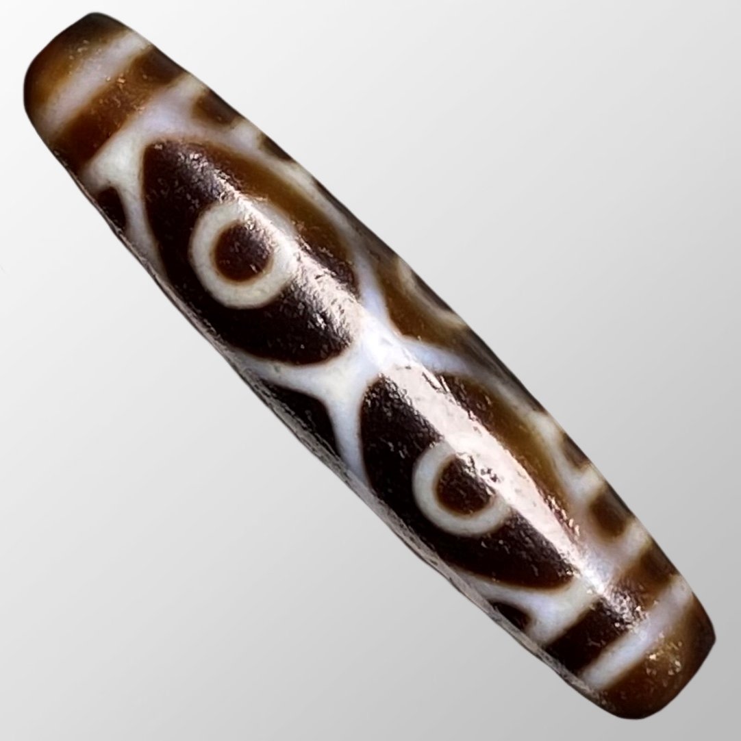 Vintage Tibetan 6 Eyes DZI Agate Pendant: Vintage Tibetan 6 Eyes DZI Agate Pendant Dimension:57 x 13 (mm)2.24 x 0.51 (inches) Weight 0.03 lbs/ 14.7 g