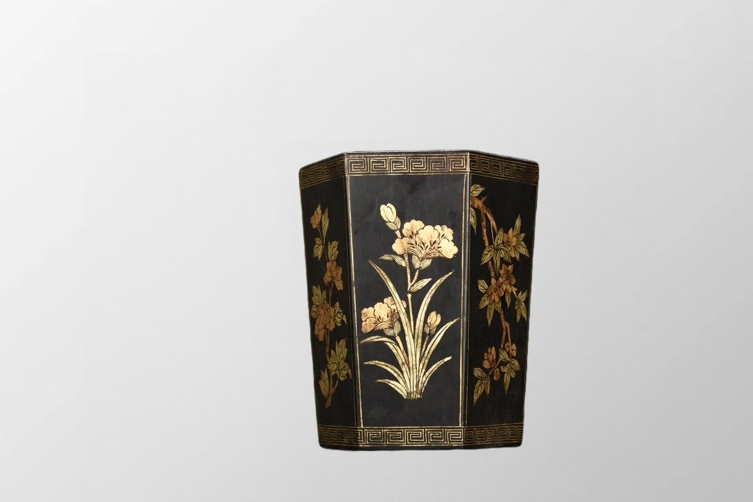 Vintage Chinese Gilt Gold Wooden-cored Lacquerware Flowers Design Brush Pot: Vintage Chinese Gilt Gold Wooden-cored Lacquerware Flowers Design Brush PotDimension:155 x 135(mm)6.10 x 5.31(inches) Weight: 0.92 lbs/ 418 g