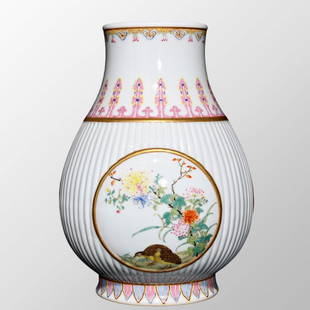 Chinese Gilt Gold Famille Rose Flower Bird Design Porcelain Vase: Chinese Gilt Gold Famille Rose Flower Bird Design Porcelain VaseDimension:282 x 210(mm)11.10 x 8.27(inches)