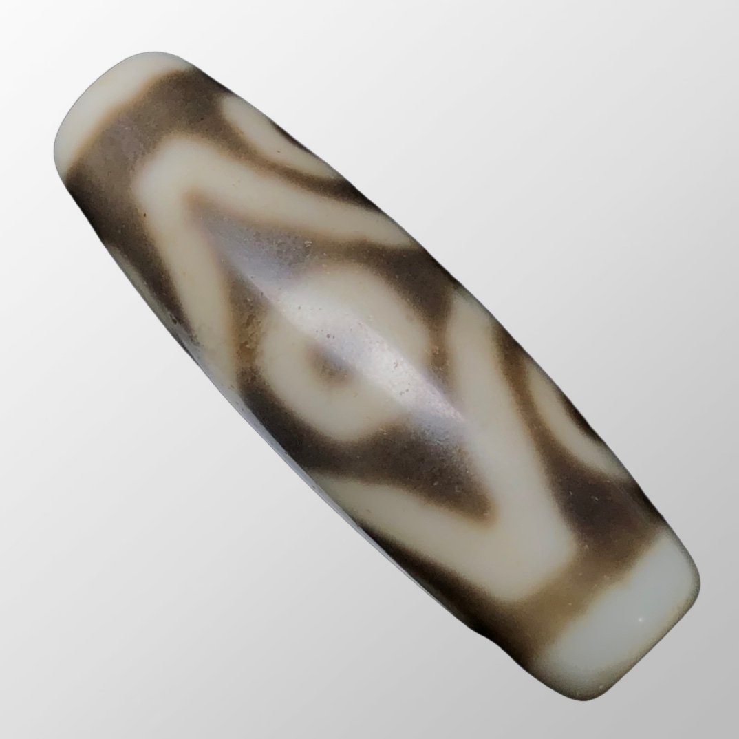 Vintage Tibetan 6 Eyes DZI Agate Lucky Pendant: Vintage Tibetan 6 Eyes DZI Agate Lucky Pendant Dimension: 39 x 13 (mm)1.53 x 0.51(inches) Weight:0.02 lbs/ 10 g