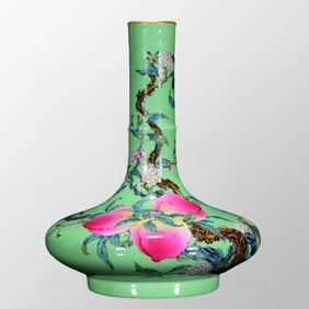Chinese Qing Dynasty Apple Green Glaze Famille Rose Peach Design Porcelain Vase