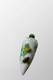 Chinese Peking Glass High Relief Peach Design Snuff Bottle w Stopper