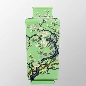 Chinese Qing Dynasty Green Glaze Famille Rose Flower Design Porcelain Vase