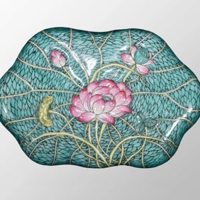 Chinese Famille Rose Enamel Porcelain Lotus Leaf & Lotus Flower Design Porcelain Box