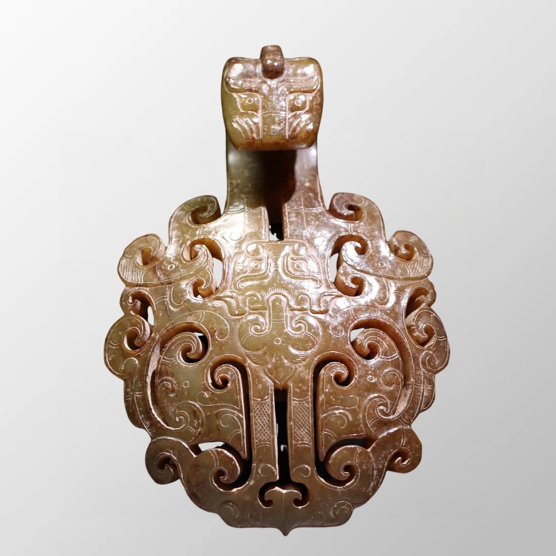 Vintage Chinese Hetian Jade Carved Dragon Head Belt Buckle: Vintage Chinese Hetian Jade Carved Dragon Head Belt Buckle Dimension: 115 x 75 x 35 (mm) 4.53 x 2.95 x 1.38(inches) Weight: 0.32 lbs/ 145.2 g