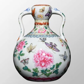 Chinese Qing Dynasty Famille Rose Butterfly Flowers Design Porcelain Vase
