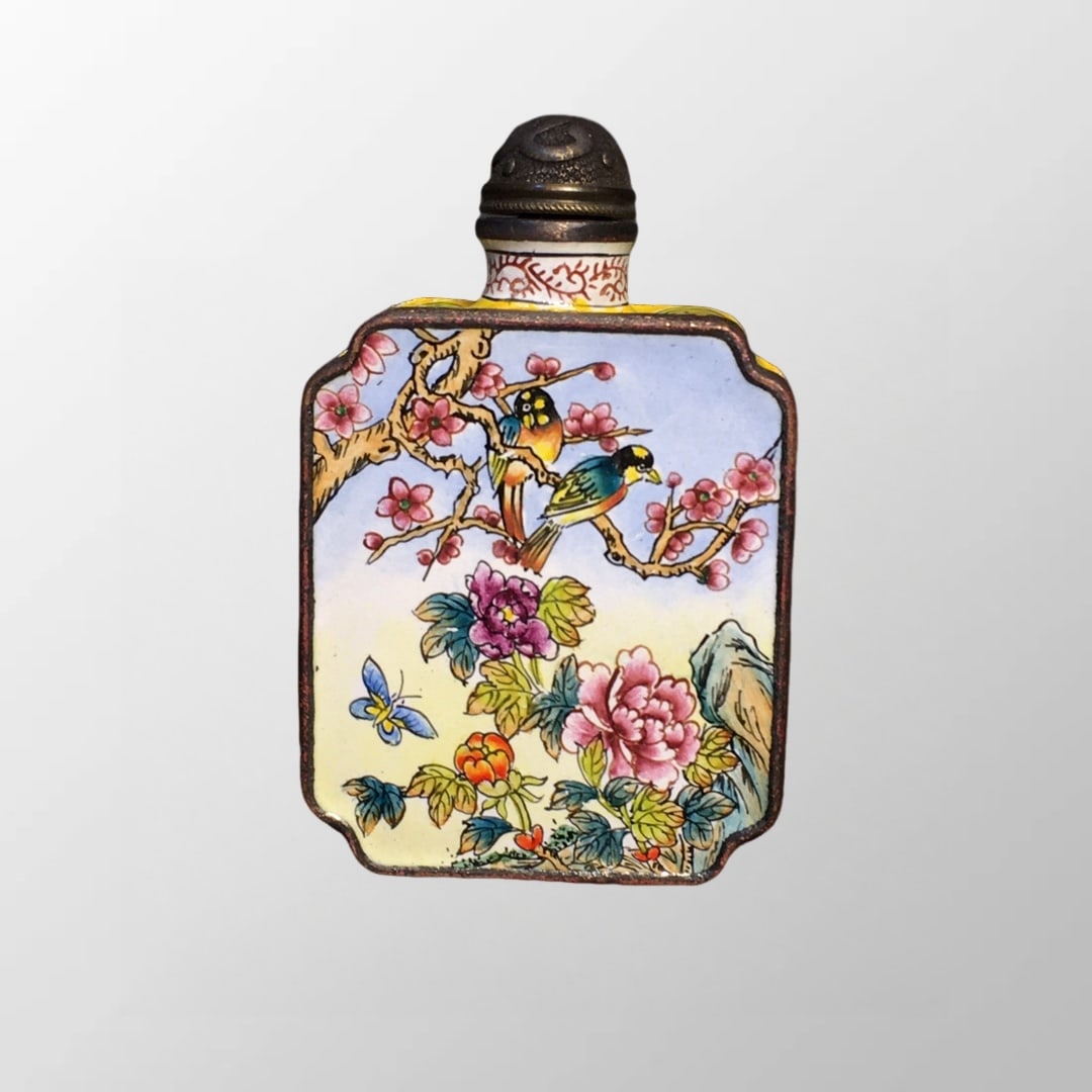Vintage Chinese Bronze Enamel Plum Flower & Magpie Design Snuff Bottle: Vintage Chinese Bronze Enamel Plum Flower & Magpie Design Snuff BottleDimension: 70 x 45 x 20 (mm)2.75 x 1.77 x 0.79 (inches) Weight:0.09 lbs/ 75 g