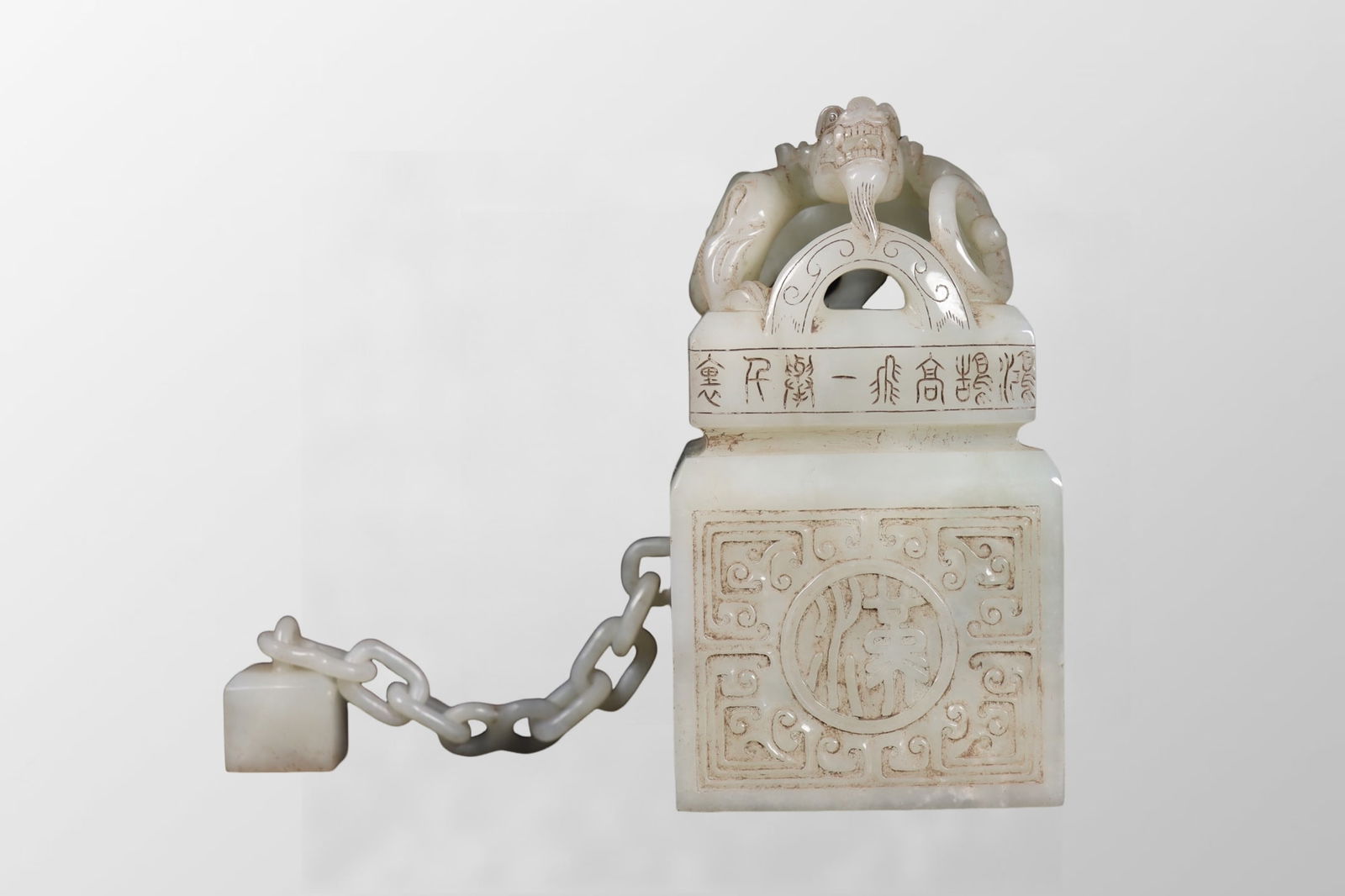 Superb Vintage Chinese Hetian Jade Carved Fortune Dragon Chain Seal: Superb Vintage Chinese Hetian Jade Carved Fortune Dragon Chain Seal Dimension: 140 x 90 x 78 (mm)5.51 x 3.54 x 3.07 (inches) Weight:3.90 lbs/ 1769 g