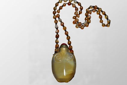 Chinese Agate Snuff Bottle w Beads Necklace