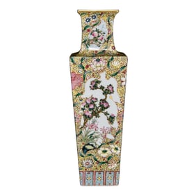 Chinese Qing Dynasty Gilt Edge Famille Rose Flowers Design Porcelain Vase