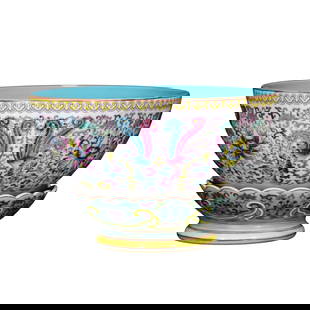 Chinese Qing Dynasty Gilt Edge Famille Rose Phoenix & Flowers Design Turn Heart Porcelain Bowl: Chinese Qing Dynasty Gilt Edge Famille Rose Phoenix & Flowers Design Turn Heart Porcelain BowlDimension: 190 x 120 (mm) 7.48 x 4.72 (inches)