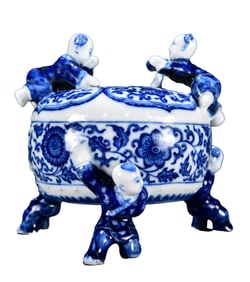 Chinese Qing Dynasty Blue Ande White Porcelain Flowers Design Porcelain Statue