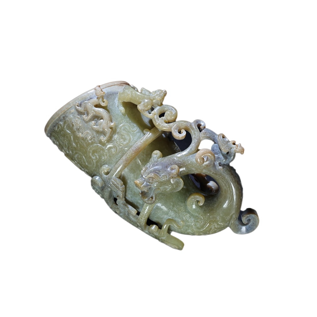 Superb Vintage Chinese Hetian Jade High Relief Fortune Dragon Cup Statue: Superb Vintage Chinese Hetian Jade High Relief Fortune Dragon Cup Statue Dimension: 200 x 107 x 75 (mm)7.87 x 4.21 x 2.75 (inches) Weight:1.61 lbs/ 729 g