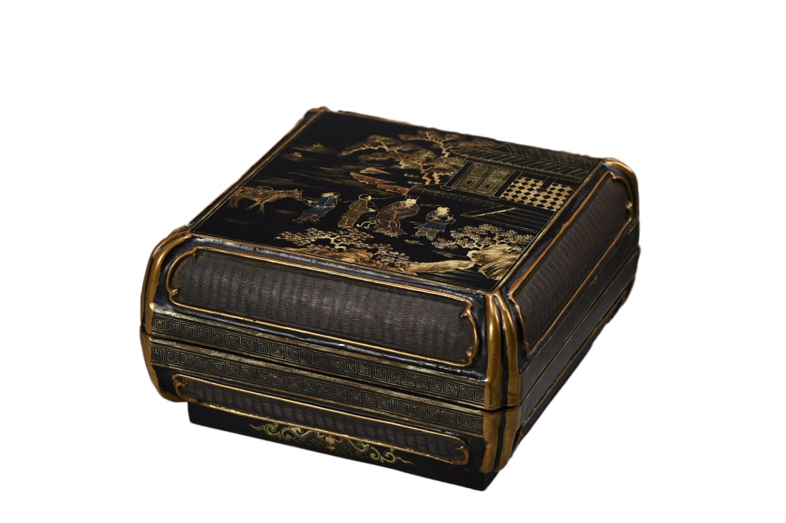 Chinese Gilt Gold Wooden-cored Lacquerware Figure Design Jewellery Box: Chinese Gilt Gold Wooden-cored Lacquerware Figure Design Jewellery Box Dimension: 200 x 110 (mm) 7.87 x 4.33 (inches) Weight: 1.43 lbs/ 650 g