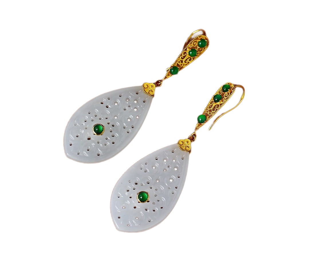 A Pair Exquisite Chinese 18K Gold Inlay White Hetian Jade Earring: A Pair Exquisite Chinese 18K Gold Inlay White Hetian Jade EarringDimension: 30 x 16.5 x 3.5 (mm) 1.18 x 0.65 x 0.14 (inches)Weight: 0.02 lbs/ 7.68 g
