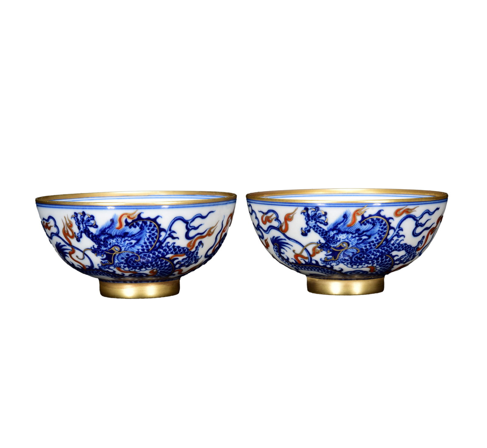 A Pair Chinese Gilt Edge Blue And White Porcelain Clouds Dragon Design Porcelain Bowl: A Pair Chinese Gilt Edge Blue And White Porcelain Clouds Dragon Design Porcelain BowlDimension: 90 x 45 (mm) 3.54 x 1.77 (inches)