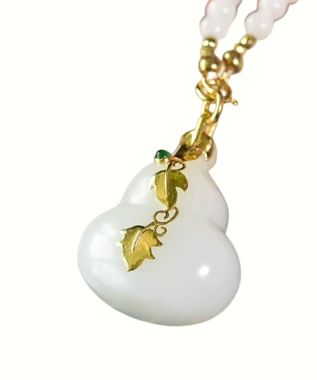 Exquisite Chinese 18K Gold Inlay Hetian Jade Carved Gourd Pendant: Exquisite Chinese 18K Gold Inlay Hetian Jade Carved Gourd PendantDimension: 25.2 x 20.9 x 15.5 (mm)0.99 x 0.82 x 0.61 (inches)Weight: 0.03 lbs/ 14.3 g