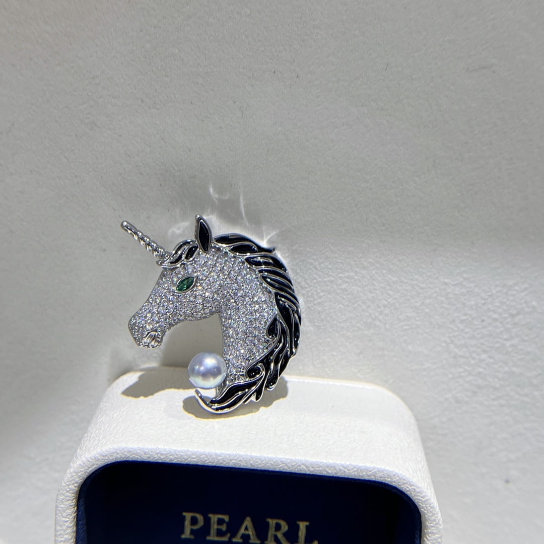 Beautiful Horse Brooch: Beautiful Horse BroochDimension: 6-7(mm) 0.24-0.27 (inches)