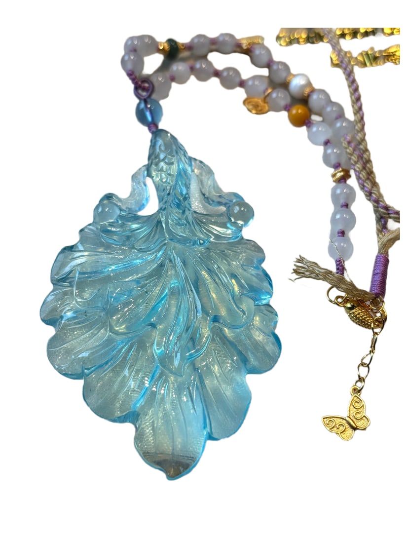 Beautiful Natural Aquamarine Carved Goldfish Pendant: Beautiful Natural Aquamarine Carved Goldfish Pendant Dimension: 69 x 45 x 9.2 (mm)2.72 x 1.77 x 0.36 (inches)Weight 0.07 lbs/ 33.7 g