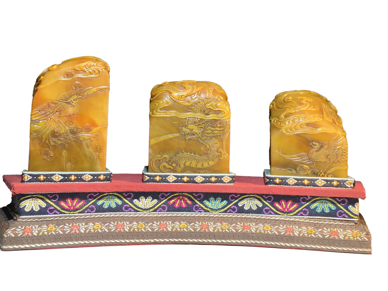 A Set Three Chinese Tianhuang Stone Low Relief Tianhuang Stone Dragon Phoenix Seals: A Set Three Chinese Tianhuang Stone Low Relief Tianhuang Stone Dragon Phoenix SealsDimension: 85 x 65 x 65 (mm)3.35 x 2.56 x 2.56 (inches) Weight: 4.52 lbs/ 2049 g