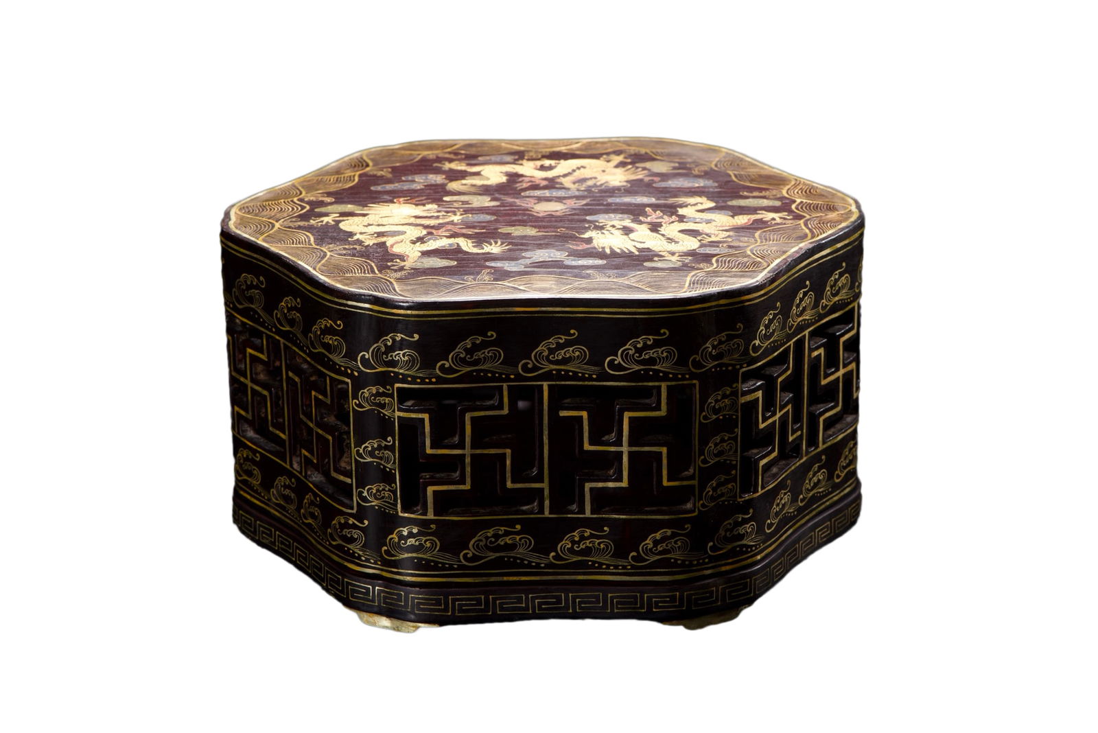 Chinese Gilt Gold Wooden-cored Lacquerware Fortune Dragon Design Box: Chinese Gilt Gold Wooden-cored Lacquerware Fortune Dragon Design BoxDimension: 280 x 150 (mm) 11.02 x 5.90 (inches) Weight: 3.45 lbs/ 1565 g