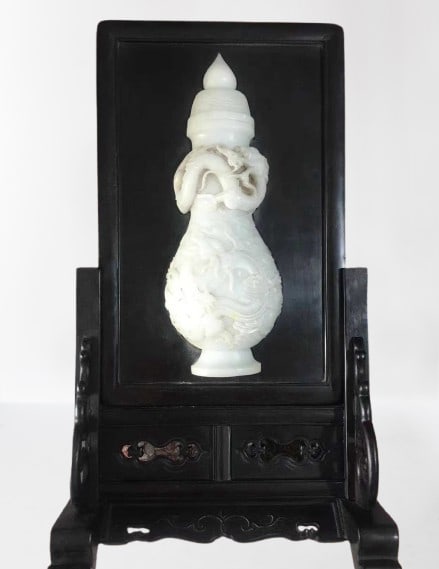 Vintage Chinese Zitan Wood Inlay White Jade Fortune Dragon Vase Screen: Vintage Chinese Zitan Wood Inlay White Jade Fortune Dragon Vase Screen Dimension: 460 x 270 x 150 (mm)18.11 x 10.63 x 5.90(inches) Weight: 5.92 lbs/ 2685 g