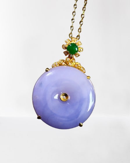 Beautiful 18K Gold Inlay Purple Jadeite Lucky Round Pendant w Necklace: Beautiful 18K Gold Inlay Purple Jadeite Lucky Round Pendant w NecklaceDimension: 20.5x5.8(mm) 0.81x0.23(inches)