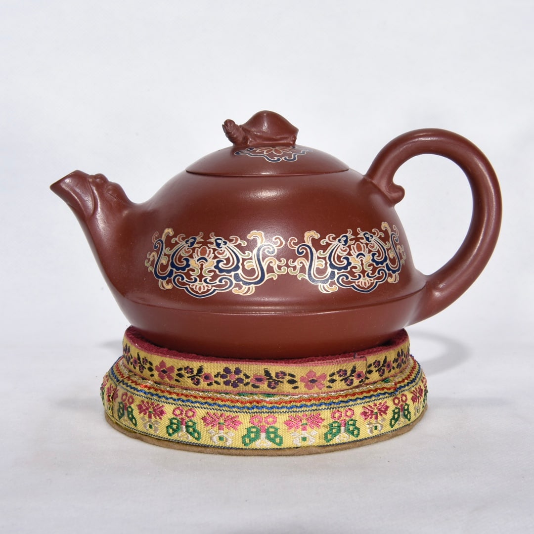 Chinese Gilt Gold Famille Rose Yixing Zisha Clay Turtle Teapot w Box: Chinese Gilt Gold Famille Rose Yixing Zisha Clay Turtle Teapot w BoxTeapot Dimension:85 x 165(mm)3.35 x 6.50(inches)