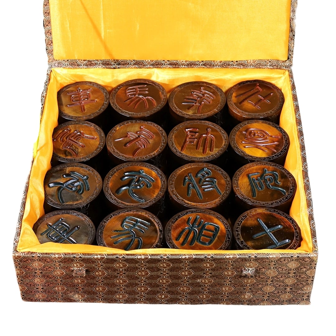 A Set Vintage Ox Horn Carved Chinese Chess: A Set Vintage Ox Horn Carved Chinese ChessDimension: 60 x 22(mm) 2.36 x 0.87(inches) Weight: 5.27 lbs/2390 g