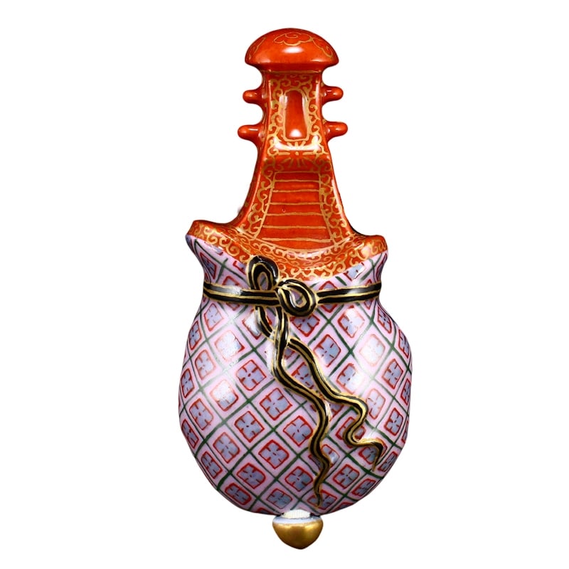 Vintage Chinese Porcelain Snuff Bottle: Vintage Chinese Porcelain Snuff Bottle w Qianlong Mark Dimension: 105 x 46 x 18(mm) 4.13 x 1.81 x 0.71(inches) Weight 0.12 lbs/53 g The wooden stand not included.