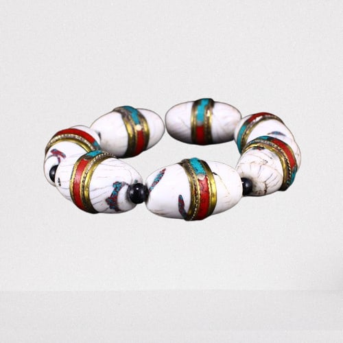 Vintage Tibetan White Turquoise Beads Bracelet: Vintage Tibetan White Turquoise Beads Bracelet Dimension: 29 x 20 (mm) 1.14 x 0.79(inches) Weight: 0.26 lbs/118 g The wooden stand not included.