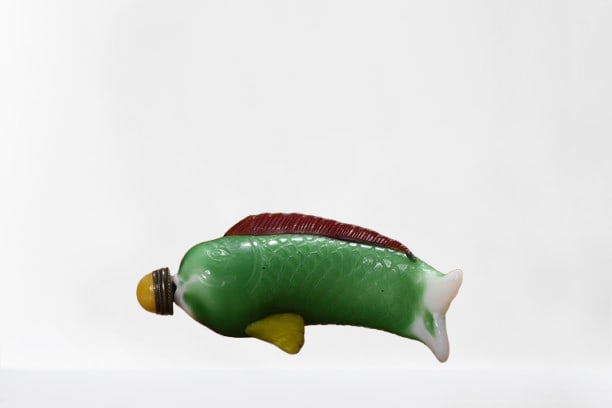 Vintage Chinese Peking Glass Fish Shape Snuff Bottle: Vintage Chinese Peking Glass Fish Shape Snuff BottleDimension: 76 x 31 x 24 (mm)2.99 x 1.22 x 0.94 (inches)Weight: 0.09 lbs/ 40 g