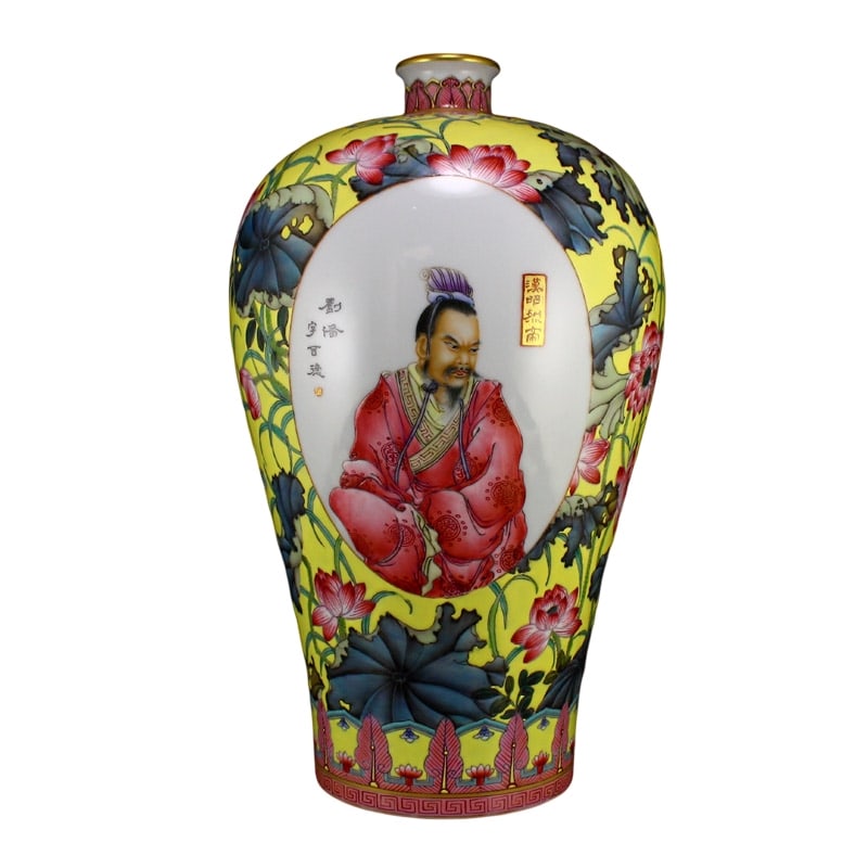 Chinese Gilt Edge Famille Rose Figure Porcelain Vase: Chinese Gilt Edge Famille Rose Figure Porcelain Vase w Yongzheng Mark Dimension: 330 x 176 x 176(mm) 12.99 x 6.93 x 6.93(inches) Weight : 5.99 lbs/2719 g