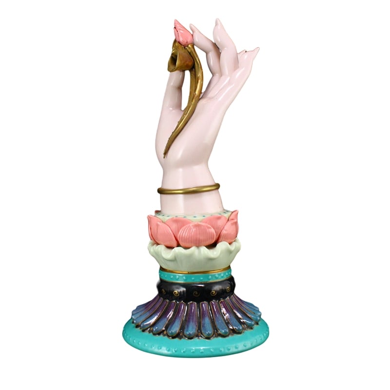 Chinese Gilt Gold Porcelain Lotus Flower Buddha's Hand Statue: Chinese Gilt Gold Porcelain Lotus Flower Buddha's Hand Statue w Qianlong Mark Dimension: 263 x 121 x 121(mm) 10.35 x 4.76 x 4.76(inches) Weight: 2.05 lbs/932 g