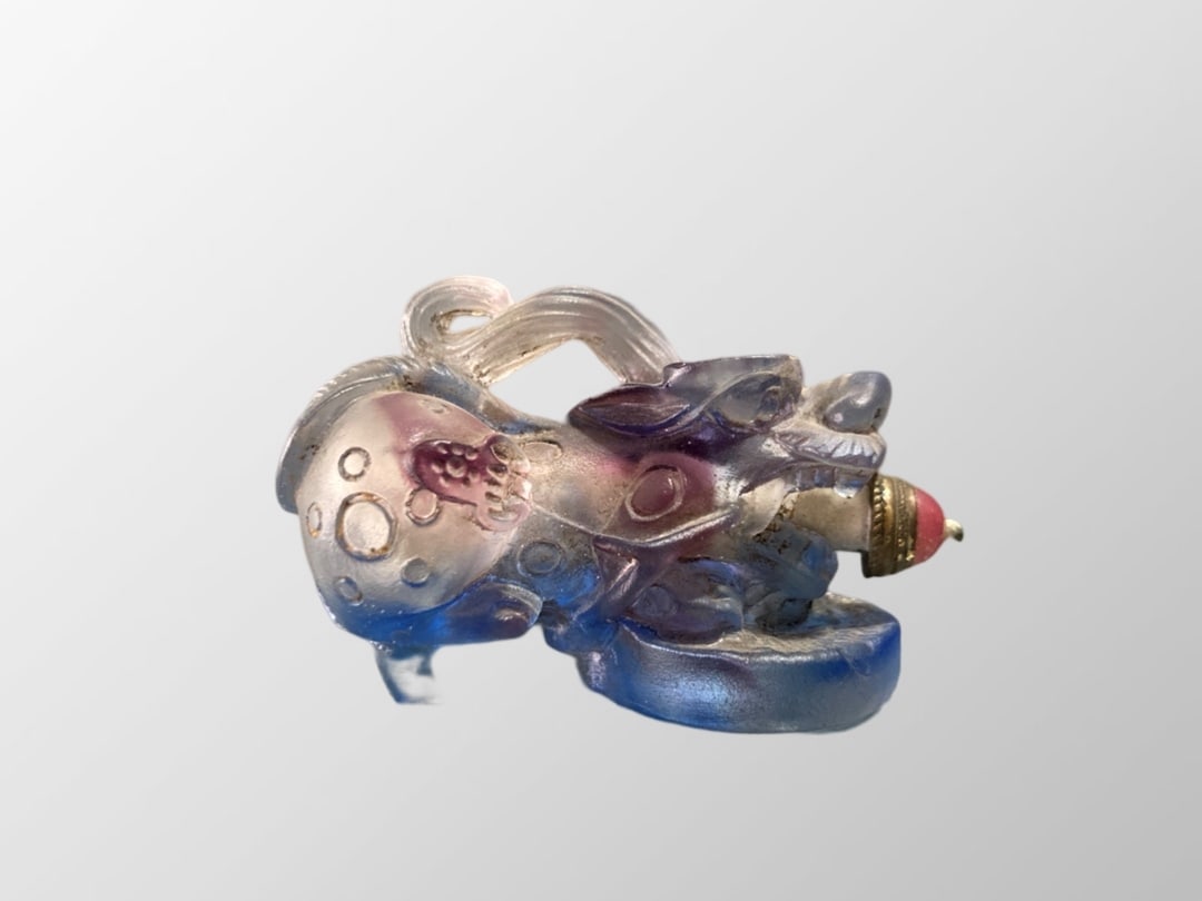 Vintage Chinese Peking Glass Beast Snuff Bottle: Vintage Chinese Peking Glass Beast Snuff BottleDimension:60 x 40(mm)2.36 x 1.57(inches)