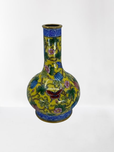 Vintage Chinese Gilt Gold Copper Enamel Vase: Vintage Chinese Gilt Gold Copper Enamel Vase w Qianlong MarkDimension: 114 x 69 x 69(mm)4.49 x 2.72 x 2.72(inches) Weight : 0.38 lbs/167.4g