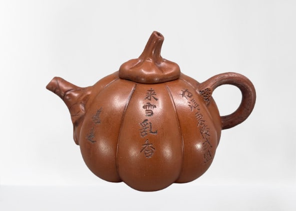 Old Chinese Yixing Zisha Clay Teapot w Artist Signed: Old Chinese Yixing Zisha Clay Teapot w Artist SignedDimension: 165 x 113 (mm) 6.50 x 4.45 (inches) Weight: 1.00 lbs/ 453.6 g