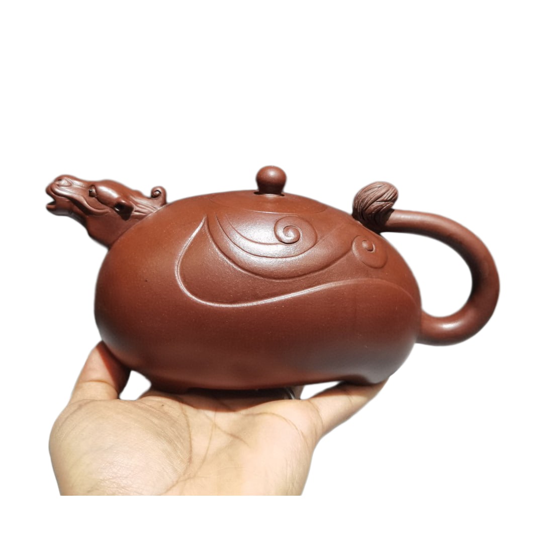 Chinese Yixing Zisha Clay Dragon Horse Teapot w Artist Signed: Chinese Yixing Zisha Clay Dragon Horse Teapot w Artist Signed Dimension: 220 x 100 (mm) 8.66 x 3.94 (inches) Capacity: 580 ml