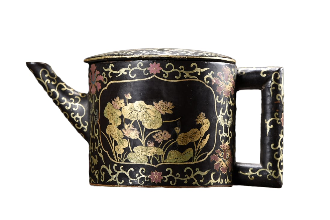 Chinese Gilt Gold Wooden-cored Lacquerware Lotus Leaf & Lotus Flower Pot,Old 320g: Chinese Gilt Gold Wooden-cored Lacquerware Lotus Leaf & Lotus Flower Pot,Old 320gDimension: 260 x 150 x 140 (mm) 10.24 x 5.90 x 5.51 (inches)