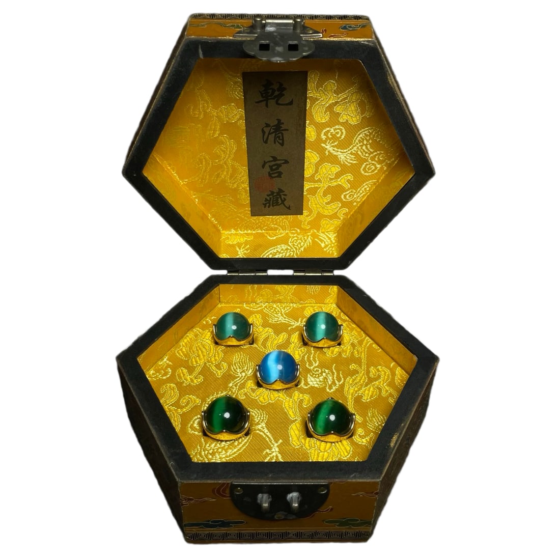 Cat's Eye Ring w Lacquerware Box: Cat's Eye Ring w Lacquerware BoxBox Dimension: 175 x 150 x 80 (mm) 6.89 x 5.90 x 3.15 (inches) Ring Dimension: 20 (mm) 0.79 (inches) Weight: 0.11 lbs/ 50 g